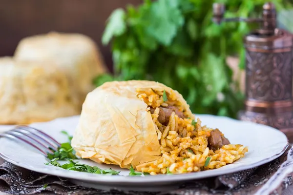 Oriental shah pilaf, pilaw, plov, rice with meat in filo — Stock Photo, Image