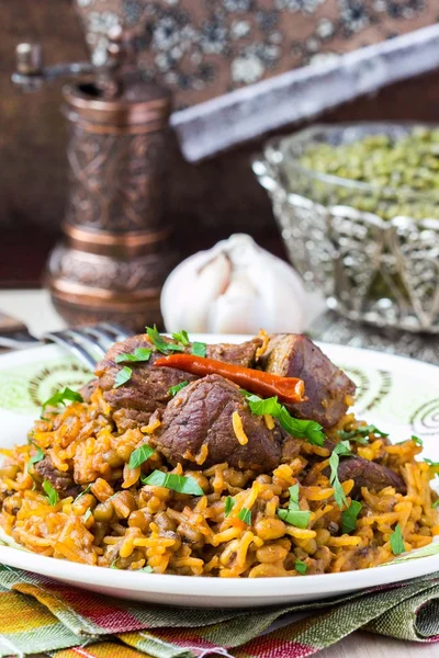 Plov, Pilaf mit Reis, Fleisch, Rindfleisch, Hammelfleisch, Bohnen-Brei — Stockfoto