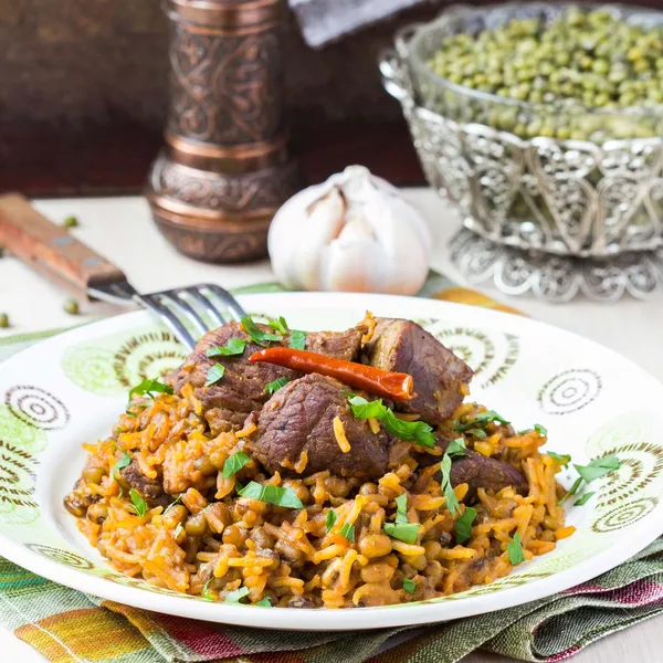 Plov, pilaf med ris, kød, oksekød, fårekød, bønner mos - Stock-foto