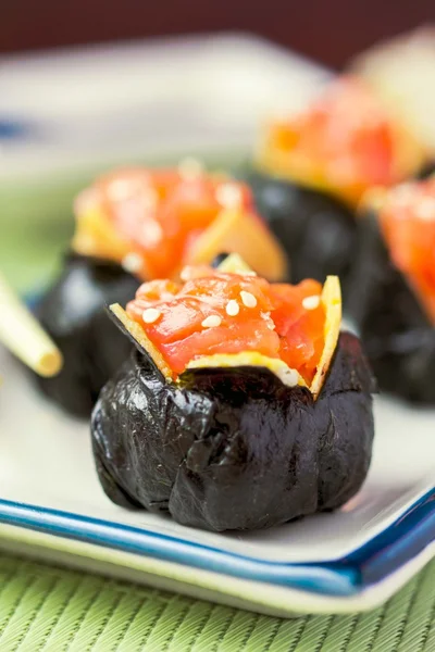 Rollo de sushi con arroz, pescado rojo, salmón, nori, hermosa bola, fl — Foto de Stock