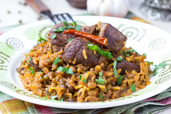 Plov, चावल, मांस, मांस, मांस, मटन, बीन्स मैश के साथ पिलाफ — स्टॉक फ़ोटो, इमेज