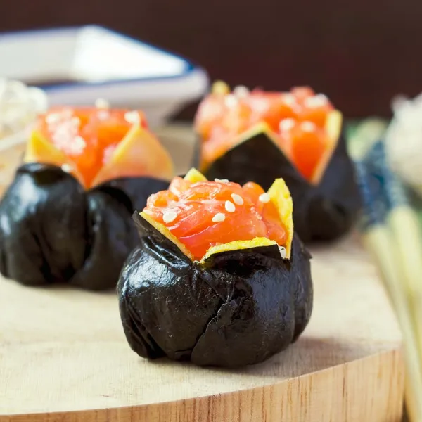 Sushi roll z ryżu, czerwone ryby, łosoś, nori, piękny piłka, fl — Zdjęcie stockowe