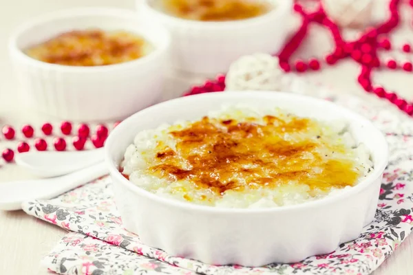 Rijst dessert pudding, crème brulee met aardbeien — Stok fotoğraf