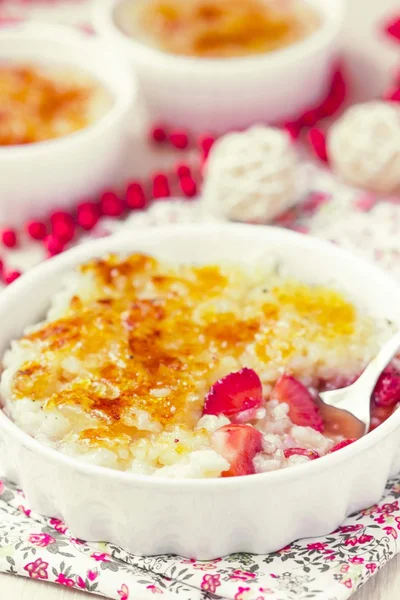 Rijst dessert pudding, crème brulee met aardbeien — Stok fotoğraf