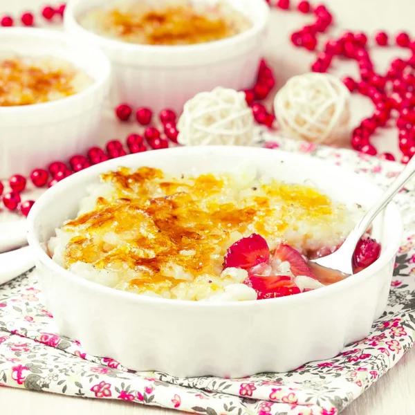 Rijst dessert pudding, crème brulee met aardbeien — Stok fotoğraf