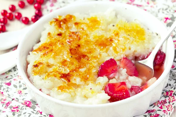 쌀 디저트 푸딩, 딸기와 크림 brulee — 스톡 사진