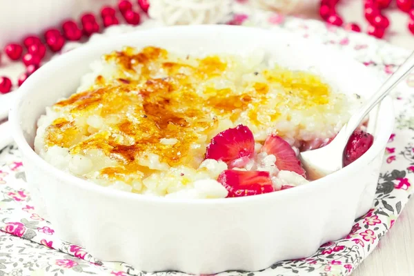 쌀 디저트 푸딩, 딸기와 크림 brulee — 스톡 사진