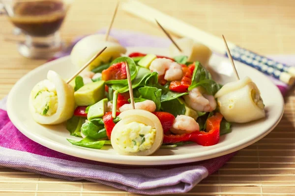 Ensalada asiática con espinacas, camarones, pimienta, aguacate, rollos de calamar , — Foto de Stock