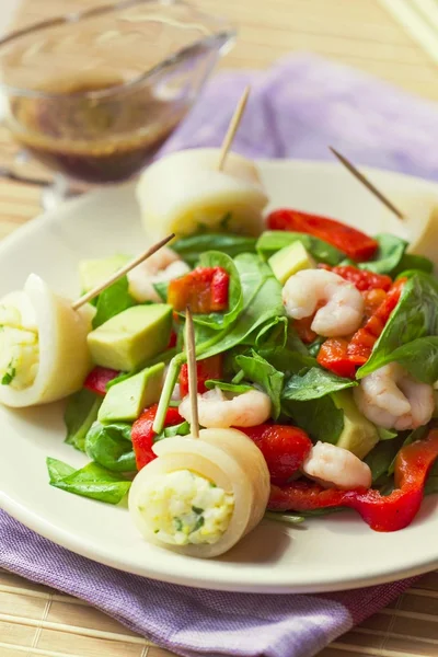 Asian salad with spinach, shrimps, pepper,avocado, rolls squid, — Stock Photo, Image