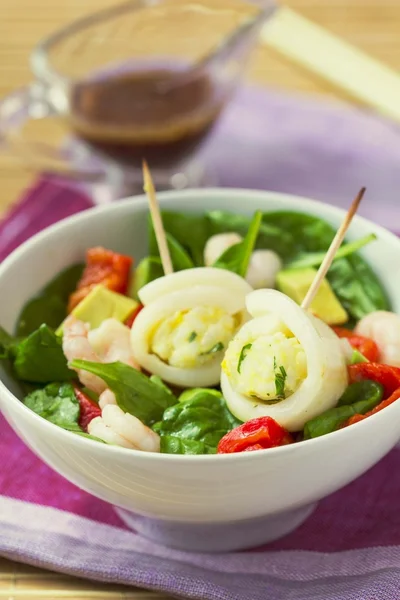 Asian salad with spinach, shrimps, pepper,avocado, rolls squid, — Stock Photo, Image