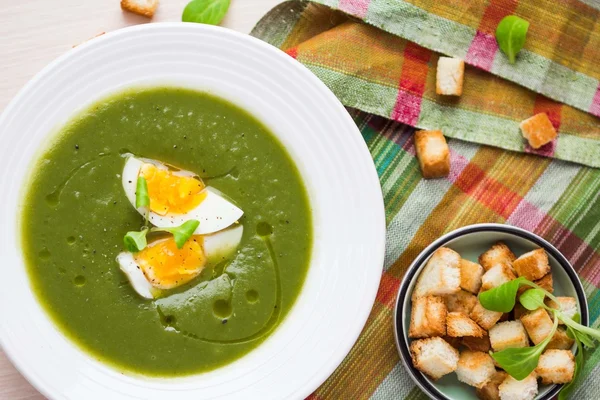 Green spring, summer healthy cream soup with herbs, egg, crouton — Stock Image Green spring, summer healthy cream soup with herbs, egg, crouton Stock Picture