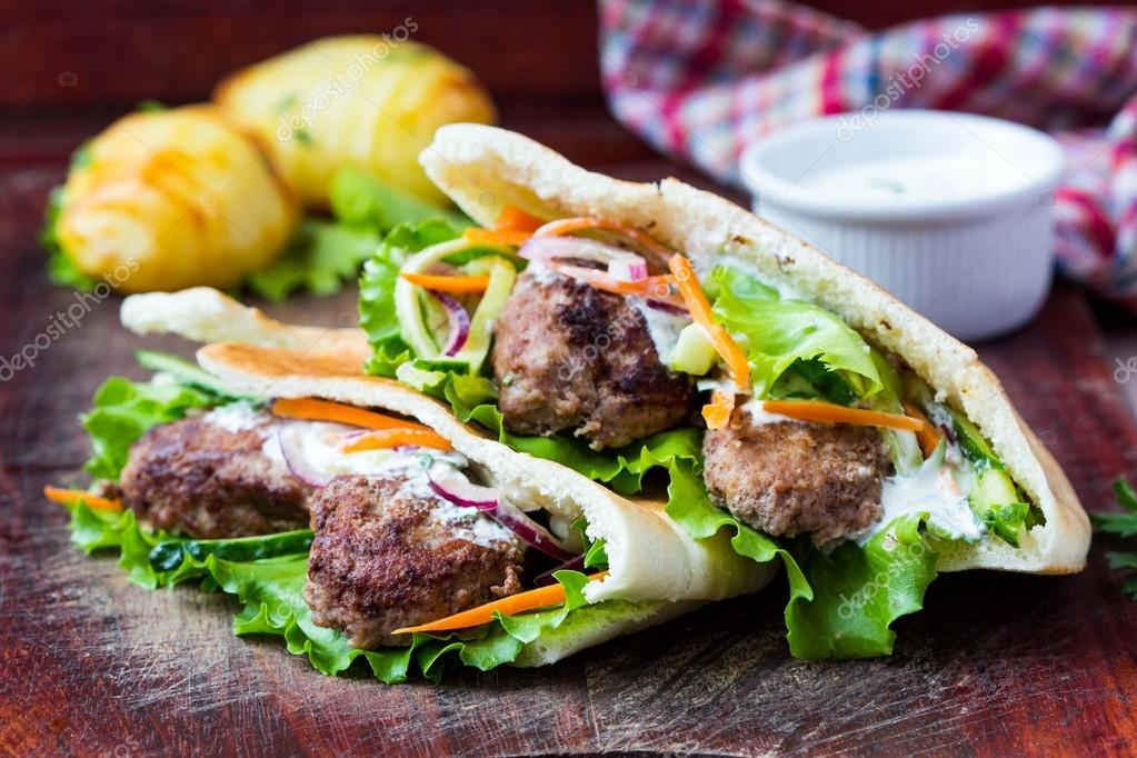 Brochette de viande hachée, des boulettes de boeuf en galette de