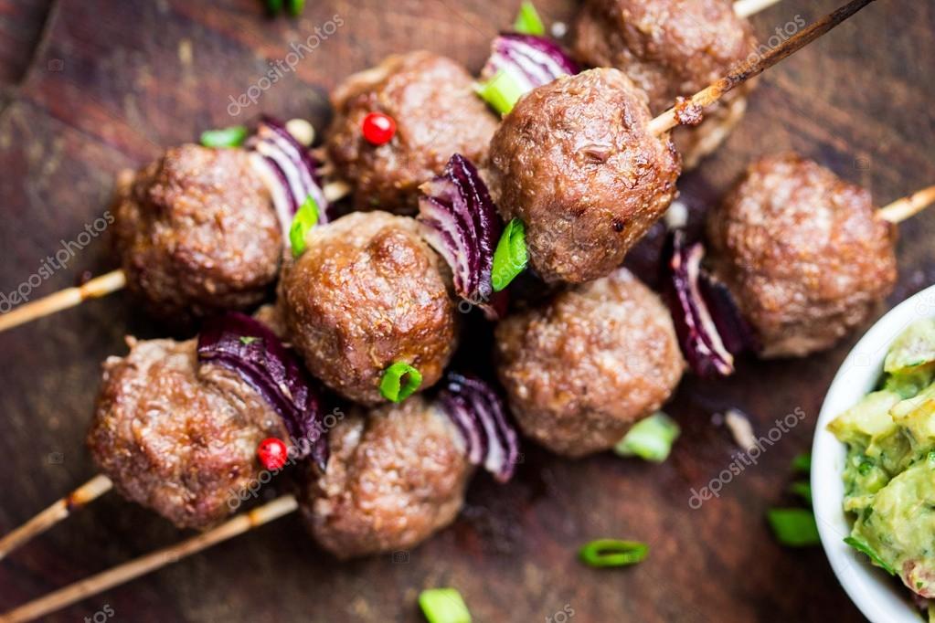 Meat kebab, beef balls on skewer with onions, sauce guacamole — Stock