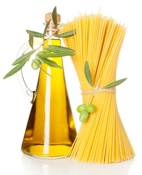 Olivenöl und Spaghetti — Stockfoto