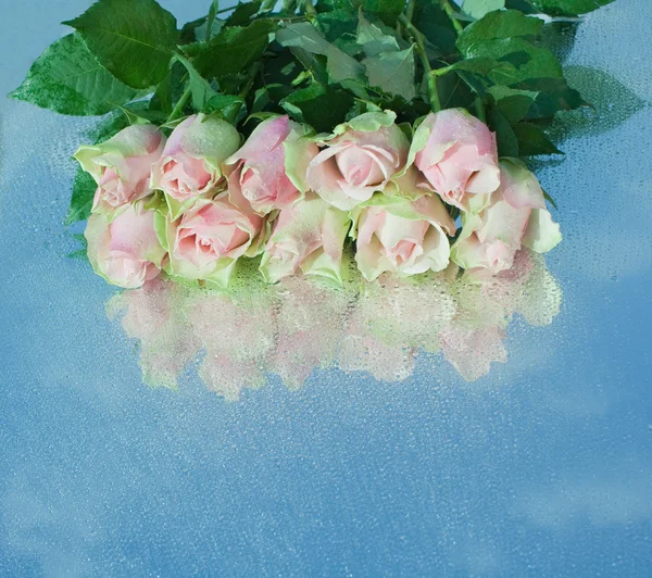 Ροζ τριαντάφυλλα σε έναν καθρέφτη. — Φωτογραφία Αρχείου