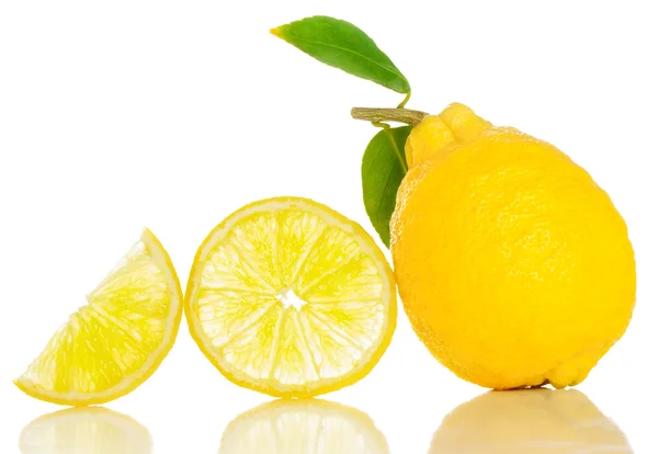 Лимон и ломтики — стоковое фото