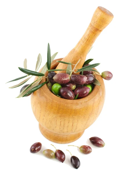 Свежие оливки в деревянном растворе — стоковое фото