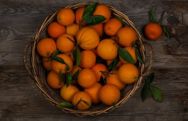 sepet içinde turuncu meyveler