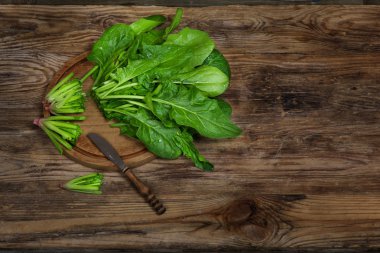 ahşap masa üzerinde parlayan