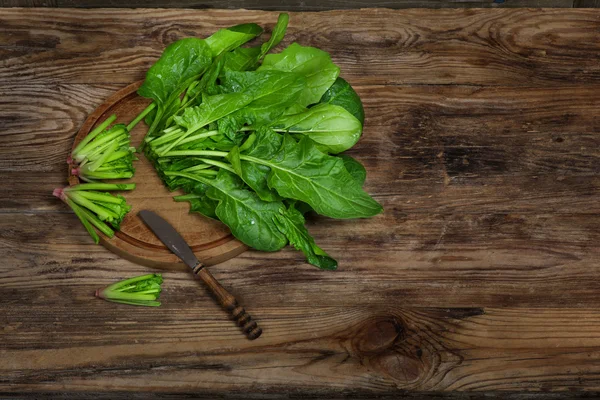 ahşap masa üzerinde parlayan