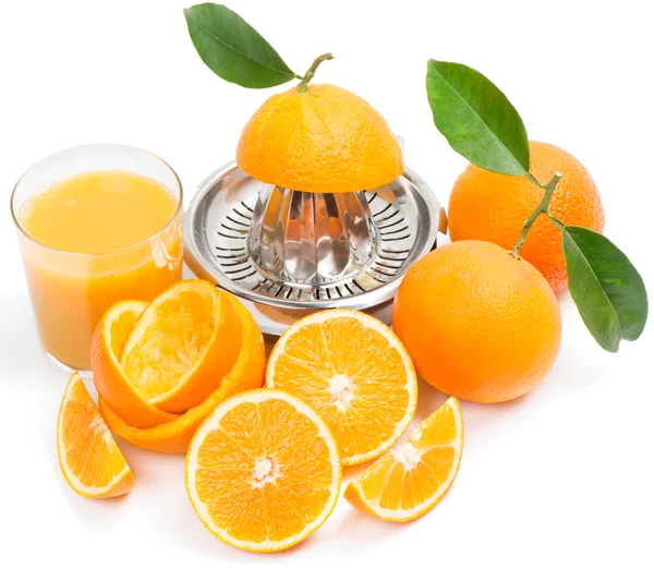 Citrus press, glass of juice and ripe oranges — Stock Photo, Image