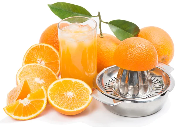 Pohár hideg gyümölcslé és friss darab narancs — Stock Fotó
