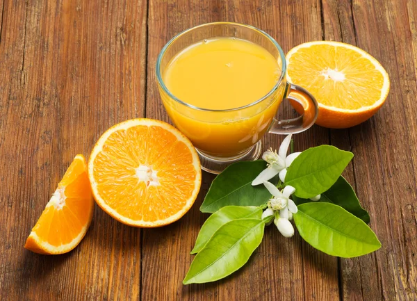 Jugo de naranja fresco en la mesa —  Fotos de Stock