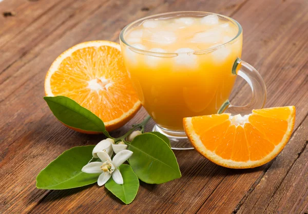 Succo d'arancia fresco appena spremuto con ghiaccio . — Foto Stock