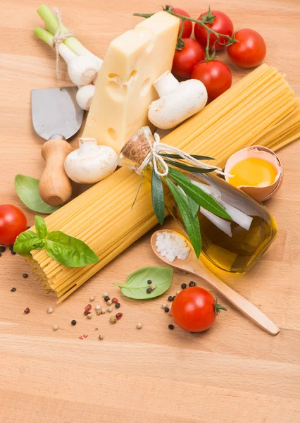 Ongekookte spaghetti, kaas en groenten — Stockfoto