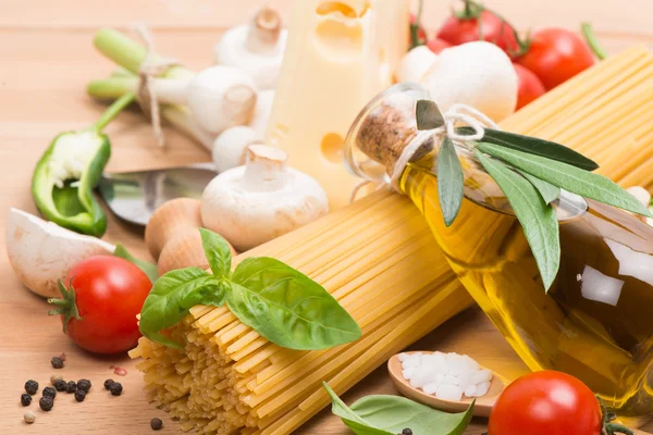 Ongekookte spaghetti, groenten, olijfolie — Stockfoto