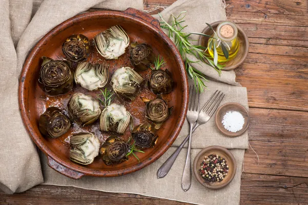 enginar göbeği üzerinde büyük çanağı 