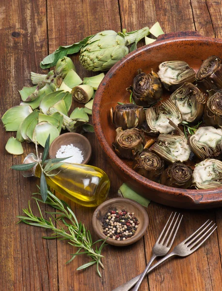 Gekochte und frische Artischocken — Stockfoto