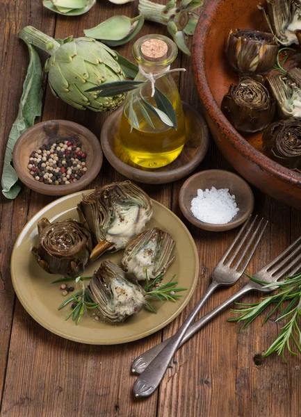 Carciofi alla griglia e crudi — Foto Stock