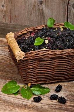 lezzetli siyah dut sepeti