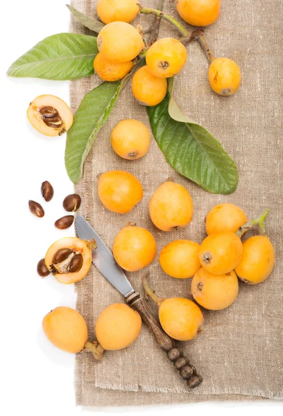 Τα φρούτα loquat κομμένα και ολόκληρα — Φωτογραφία Αρχείου