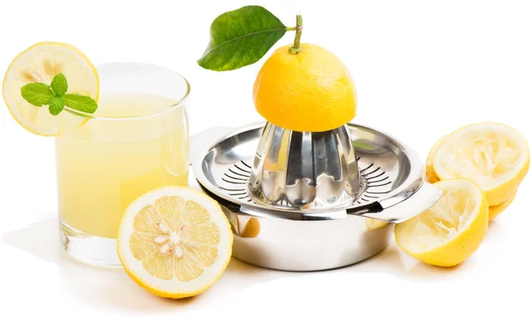 Лимонный сок, соковыжималка и фрукты — стоковое фото