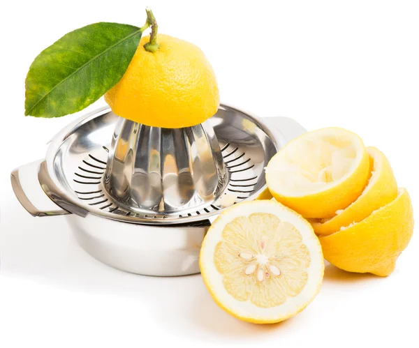 Kesilmiş limon ve meyve sıkacağı — Stok fotoğraf