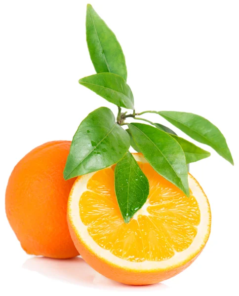 Fruta laranja com folhas — Fotografia de Stock