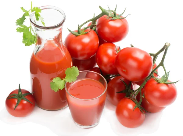 Botella y vaso de jugo de tomate y tomates . —  Fotos de Stock