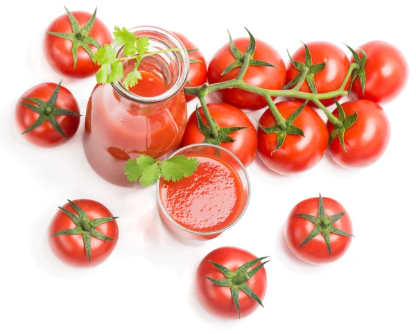 トマト ジュースと緑の葉と果実のガラス瓶 — ストック写真