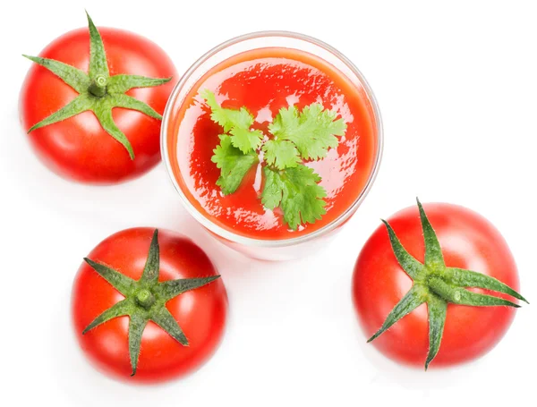Tomates frescos y jugo de tomate en un vaso — Foto de Stock