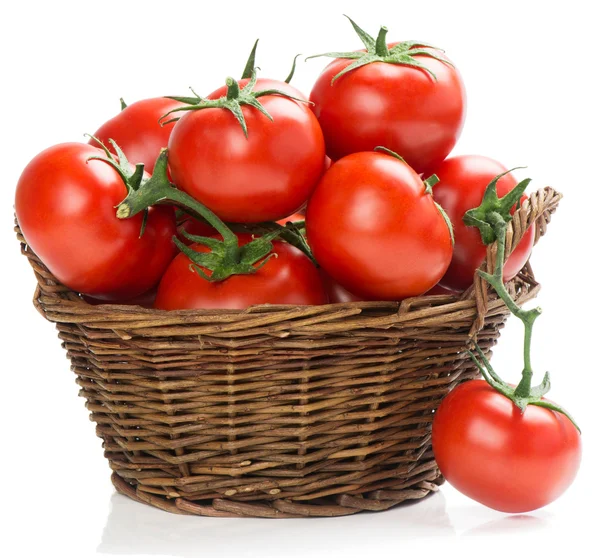 Tomates em uma cesta de vime — Fotografia de Stock