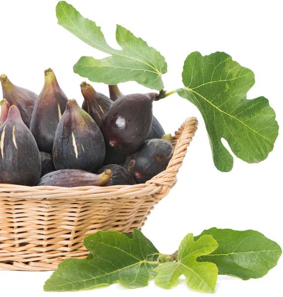 Figs fruits with leaves in a basket — Stock Photo, Image