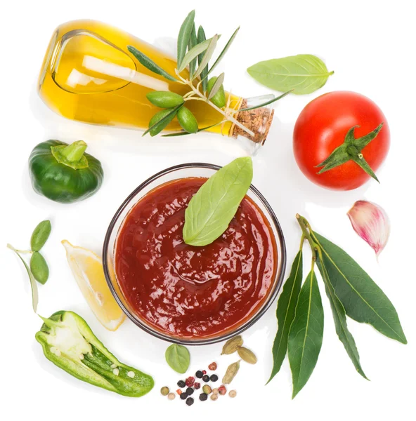 Оливковое масло, овощи и специи — стоковое фото