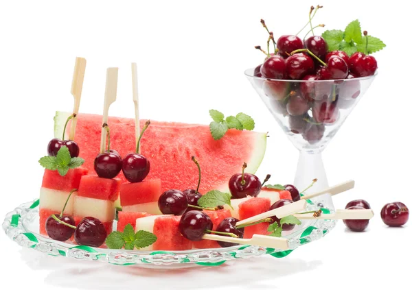 Salade de fruits frais d'été (pastèque, melon, cerise) en verre — Stock fotografie