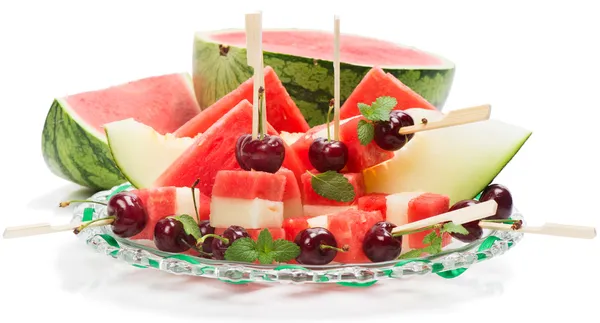 Lahodné čerstvé meloun a meloun salát s višněmi a min — Stock fotografie