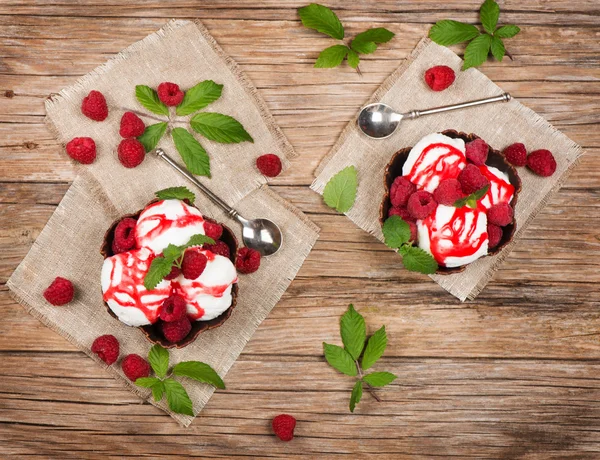 Frambuesas y helado de vainilla con bayas frescas y menta —  Fotos de Stock