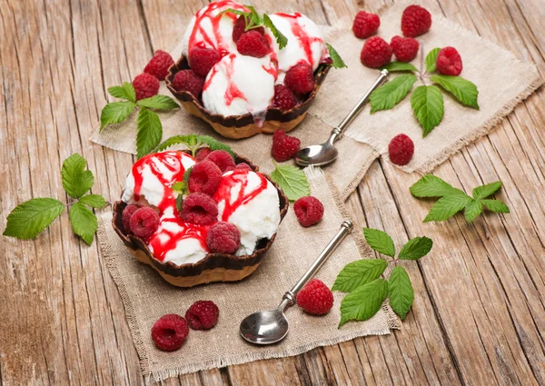 Bolas de helado de vainilla en taza de gofres con bayas frescas . —  Fotos de Stock