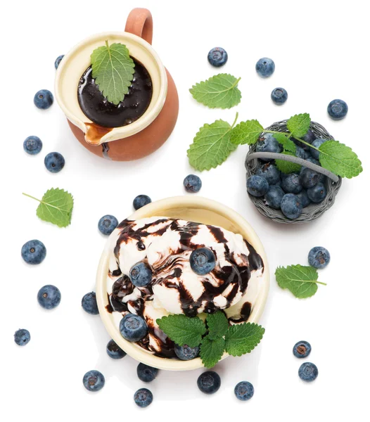 민트와 초콜릿 sa와 그릇에 블루베리 아이스크림 — 스톡 사진