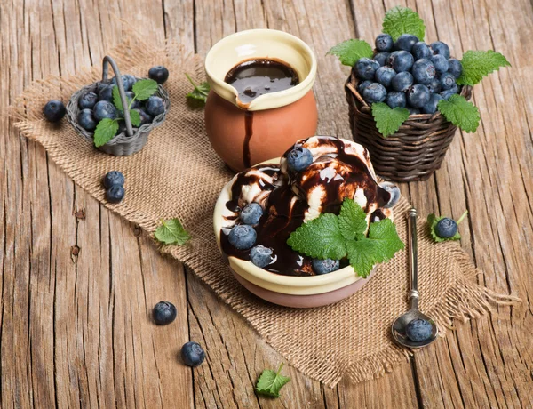 Ice-cream, fresh blueberries and mint leaves on ceramic bowl, o — Stock Photo, Image